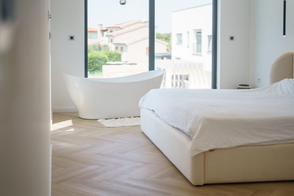 Villa Olea Vista – vinil u šari riblje kosti u objektu za odmor